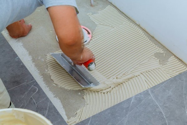 Comment réparer les fissures sur un carrelage en céramique ?