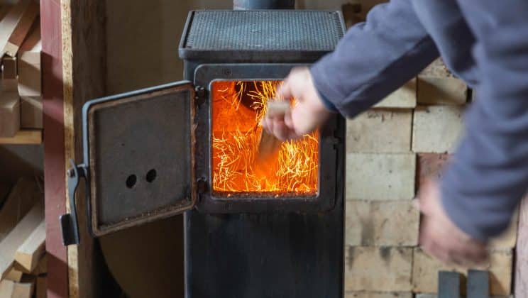 Peut-on compter sur les poêles mixtes bois et granulés en termes de fiabilité ?