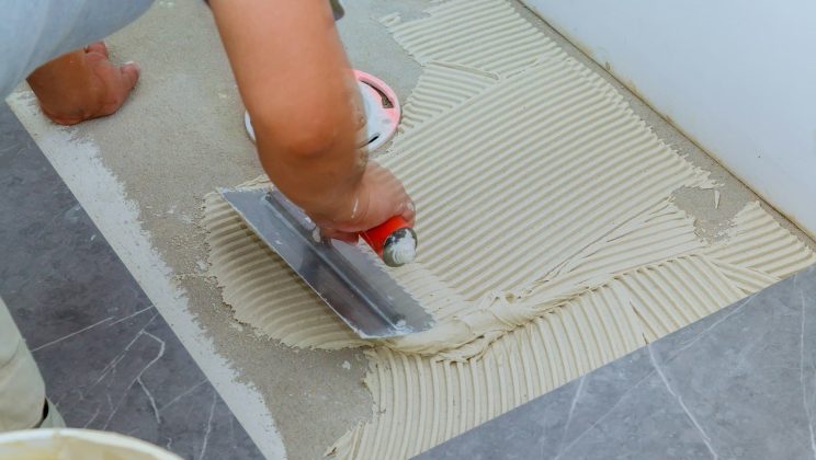 Comment réparer les fissures sur un carrelage en céramique ?